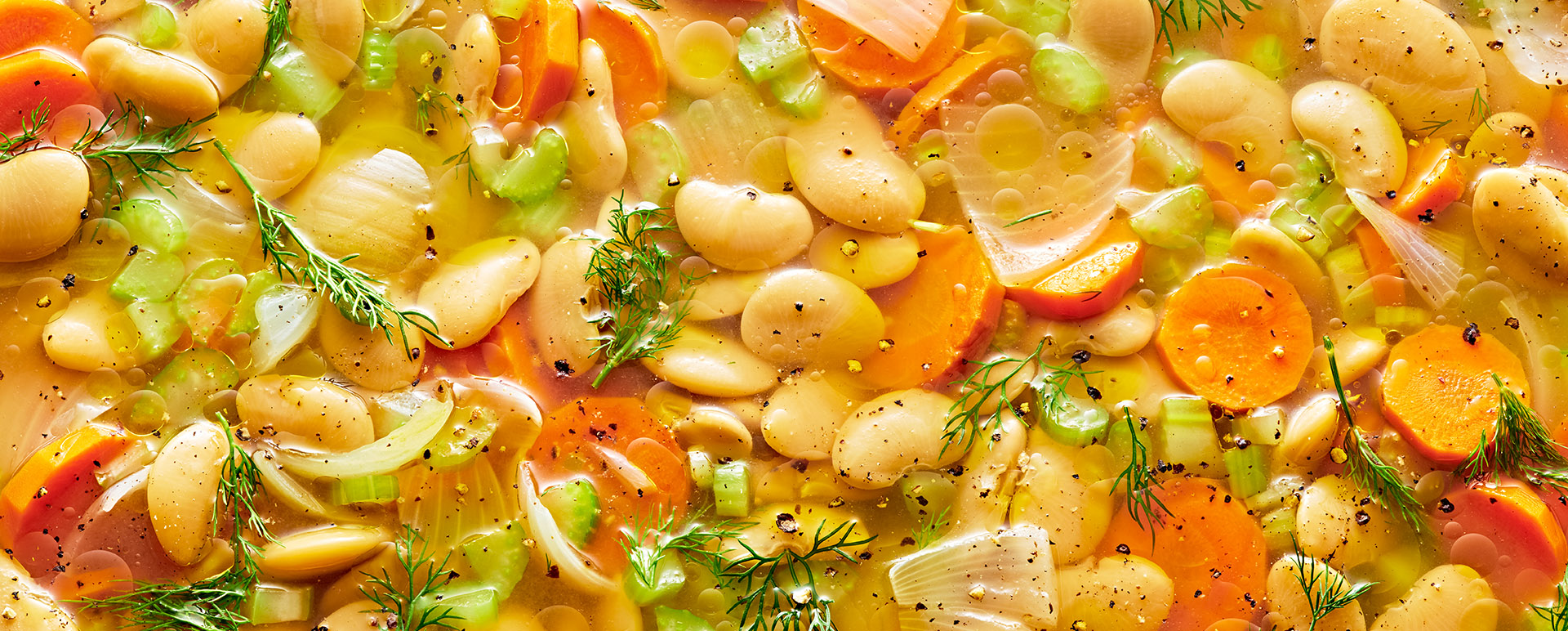 Sopa de frijoles blancos con zanahoria, cebolla y hierbas frescas