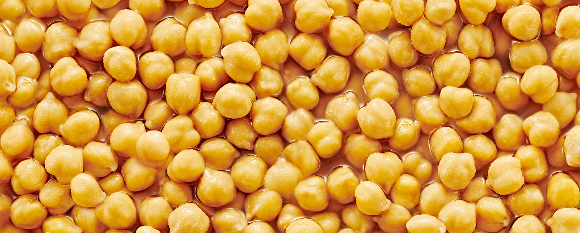 Primer plano de frijoles rojos claros y oscuros cocinándose