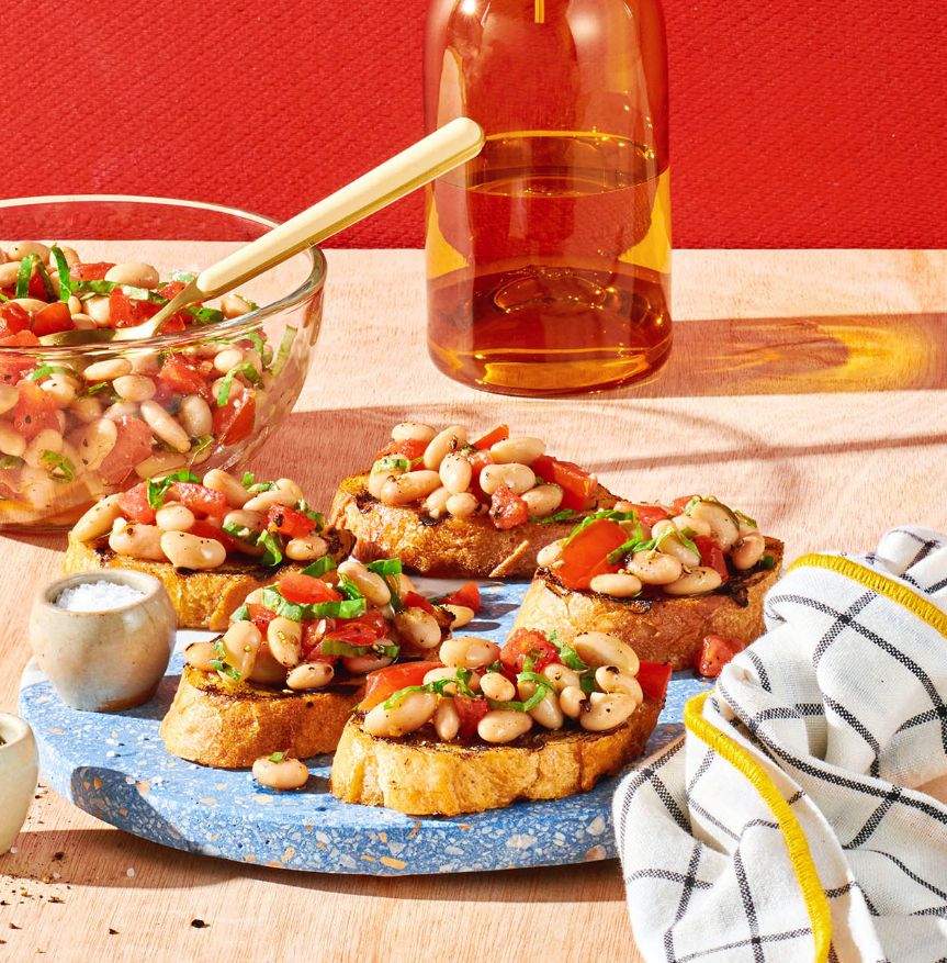 Bruschetta italiana con frijoles
