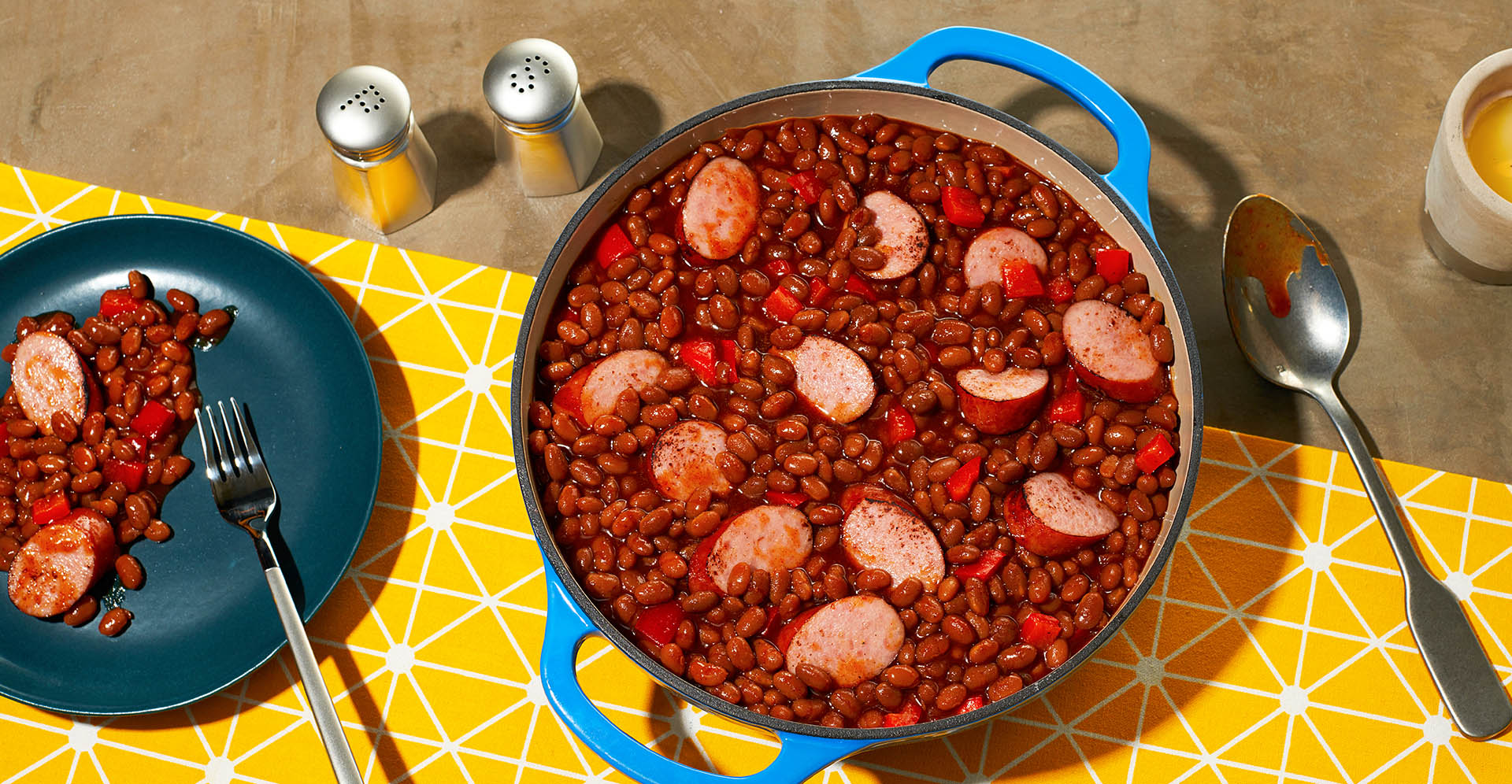 Fèves avec poivrons rouges et saucisse Johnsonville
